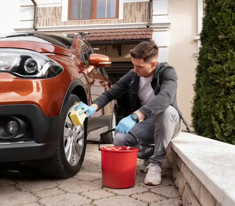 Lavage auto à domicile Lagord : professionnel intervenant sur un véhicule